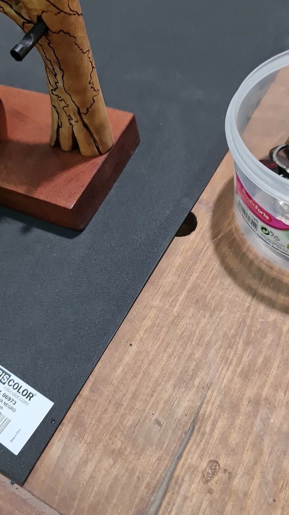 Porta llaves en forma de árbol con estética oscura y gótica